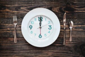 Intermittent Fasting Side Effects: वजन कम करने के चक्कर में न हो जाए ये नुकसान