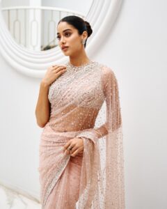 Janhvi Kapoor Saree Look: करवाचौथ पर करना चाहती हैं कुछ यूनिक ट्राई, जाह्नवी कपूर के ये साड़ी लुक बेस्ट