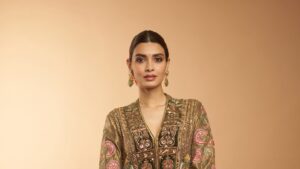 Celebrity Inspired Suits: हर मौके को खास बना देंगे सेलिब्रिटीज इंस्पायर्ड ये स्टाइलिश सूट डिजाइंस