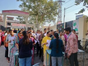 REET Exam: कड़ी सुरक्षा और चेकिंग के बाद अभ्यर्थियों की परीक्षा केंद्रों में मिली एंट्री