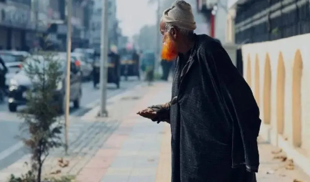 1442597 pakistani beggar