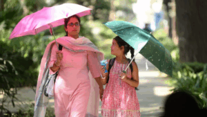 UP Weather: अगले 3 दिनों तक कई जिलों में हीट वेव को लेकर अलर्ट जारी, लोगों से घर में रहने की अपील