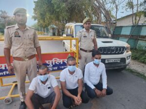 ग्रेटर नोएडा: पुलिस बैरिकेड को गाड़ी से बांधकर खींचा, तीन आरोपी गिरफ्तार