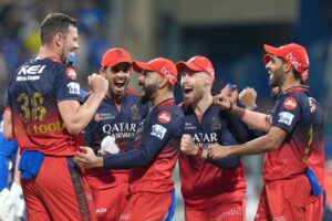 RCB को बड़ा झटका: फॉर्म में चल रहे स्टार खिलाड़ी प्लेऑफ से हो सकते हैं बाहर!
