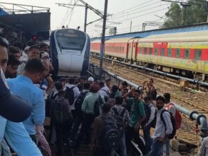 अंबाला कैंट रेलवे स्टेशन पर यात्रियों ने किया हंगामा, वंदे भारत ट्रेन रोकी