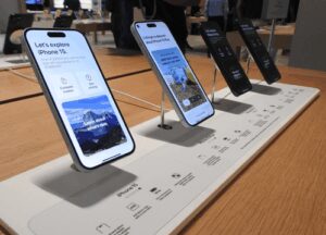 ‘मेड इन अमेरिका’ iphone की कीमत करीब 3 लाख रुपए हो सकती है : विश्लेषक