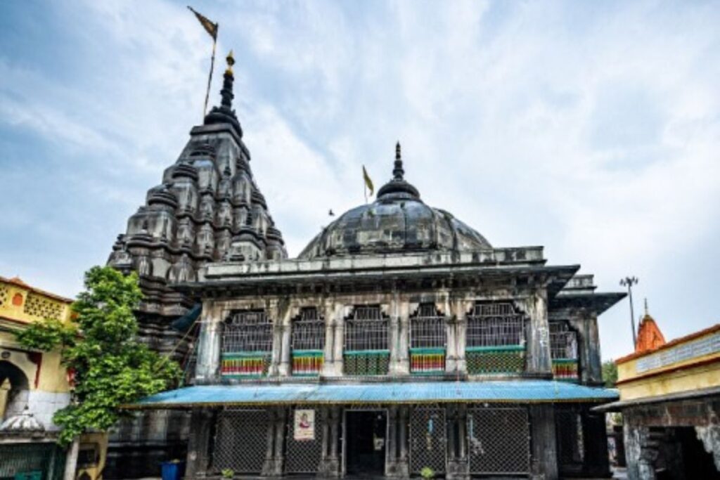 1445289 Vishnupad Temple