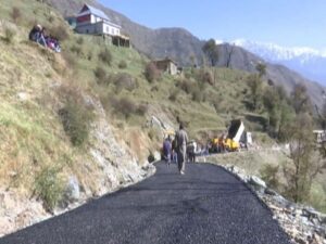 जम्मू-कश्मीर के दरहाल में पहली पक्की सड़क, इको-टूरिज्म को मिलेगा बढ़ावा
