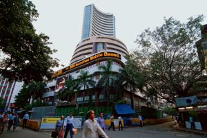 भारतीय शेयर बाजार लाल निशान में खुला, Sensex 747 अंक नीचे