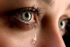 बात-बात पर आ जाते हैं आंसू? जानें आंखों के  लिए अच्छा है या बुरा