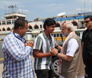 प्रधानमंत्री मोदी से मिले युवा क्रिकेटर वैभव सूर्यवंशी, पैर छूकर लिया आशीर्वाद