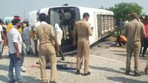उत्तर प्रदेश: जौनपुर में बस पलटने से चार लोगों की मौत, 15 घायल