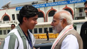 प्रधानमंत्री नरेंद्र मोदी ने पटना एयरपोर्ट पर युवा क्रिकेटर वैभव सूर्यवंशी से की मुलाकात