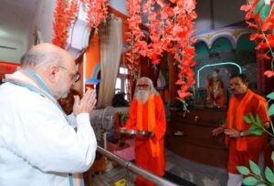 अमित शाह ने पुंछ के मंदिर और गुरुद्वारे में टेका मत्था, पाक को दिया कड़ा संदेश