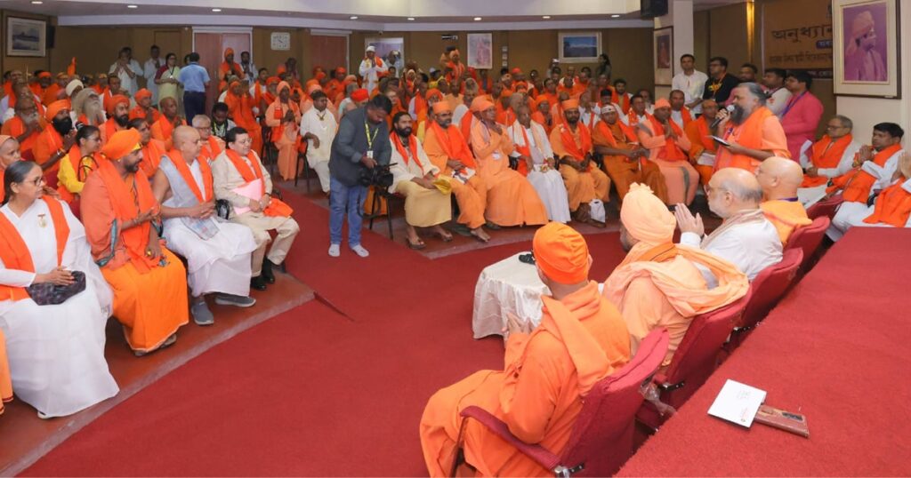 1448395 Sadhus and saints met Amit Shah
