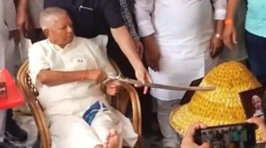 लालू के तलवार से केक काटने पर बिहार में सियासी बवाल
