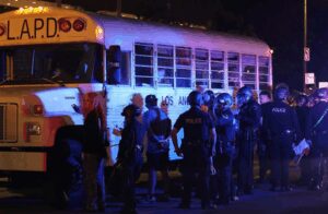America: लॉस एंजेलिस में प्रोटेस्ट के दौरान 400 से अधिक लोग गिरफ्तार