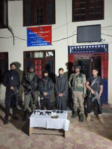 शोपियां में दो संदिग्ध आतंकी गिरफ्तार, हथियारों का जखीरा बरामद