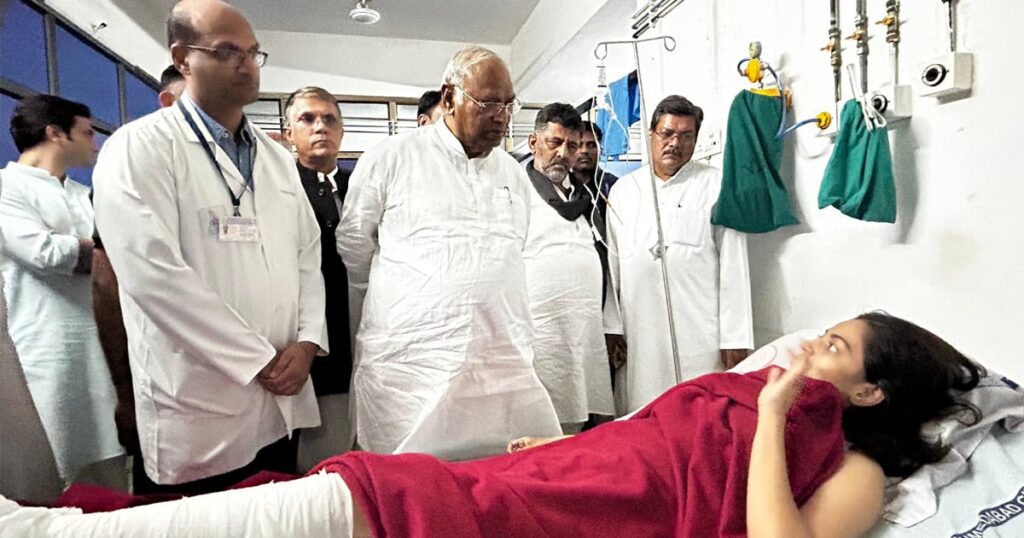 1453244 Mallikarjun Kharge meets medical students injured in the Air India plane crash
