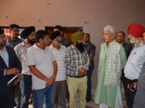 जम्मू-कश्मीर: राजौरी दौरे पर पहुंचे उपराज्यपाल, पाक गोलाबारी में घायल लोगों से की मुलाकात