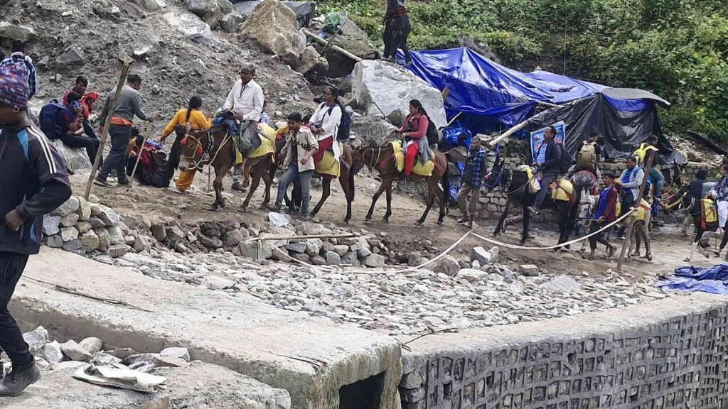 1455656 kedarnath yatra pilgrims going on horse and mule93c388976e2cffe030e70a3db7f8a4bf