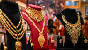 Today Gold Rate: सोने-चांदी के भाव में गिरावट, जानें प्रमुख शहरों में आज का ताजा भाव