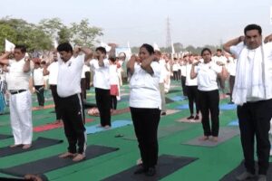 योग को केवल एक व्यायाम नहीं, जीवन जीने की समग्र पद्धति मानें : CM रेखा गुप्ता