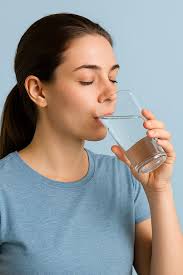 Health Tips : खाना खाते समय पानी पीना सेहत के लिए हानिकारक हो सकता है