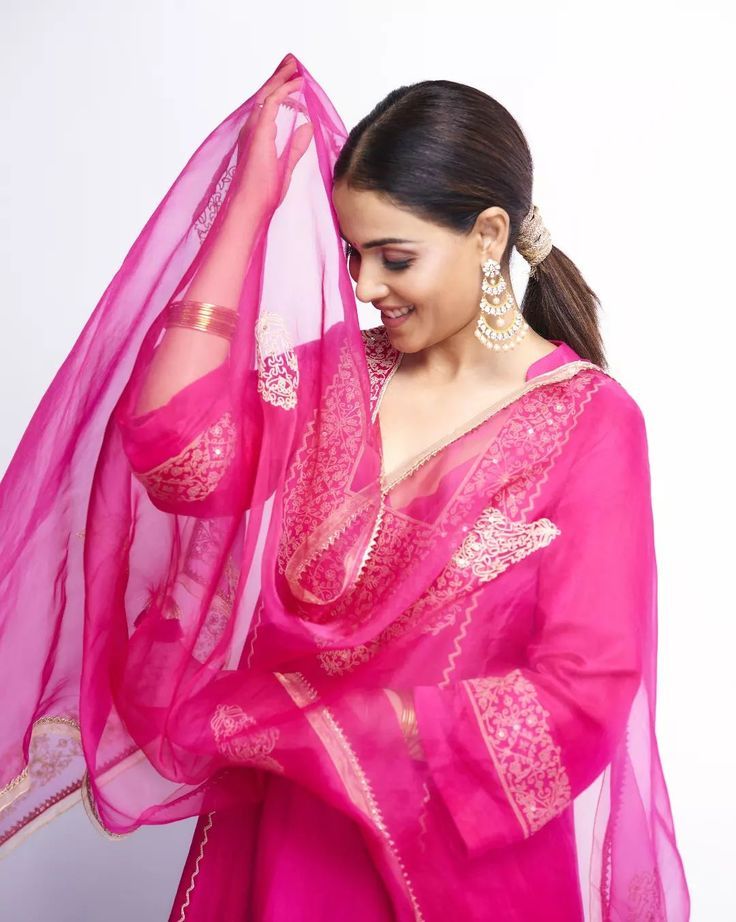 Genelia D’souza के ये ट्रेंडी Hairstyle कॉपी करें, अपने लुक को और खास बनाएं