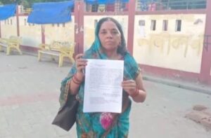 UP : भगवान ऐसा बेटा किसी को न दे… मां फुटपाथ पर रहने को मजबूर, CM से लगाई न्याय की गुहार