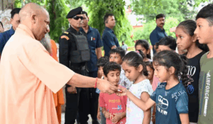 सीएम योगी ने वंशी से किया स्कूल भेजने का वादा, बच्ची बोली- उन्होंने मुझे चॉकलेट दी